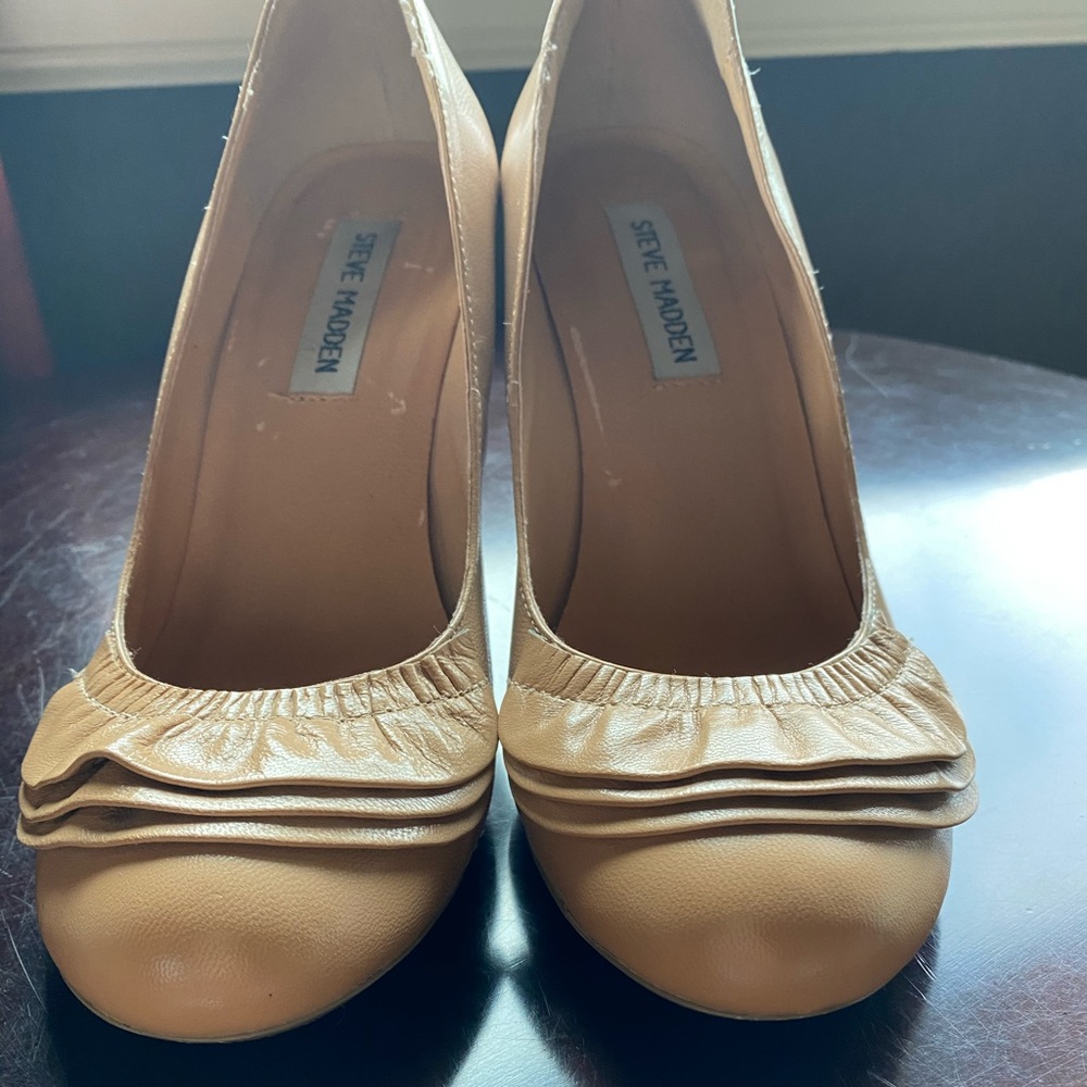 Steve Madden Nude Ruffle Pumps